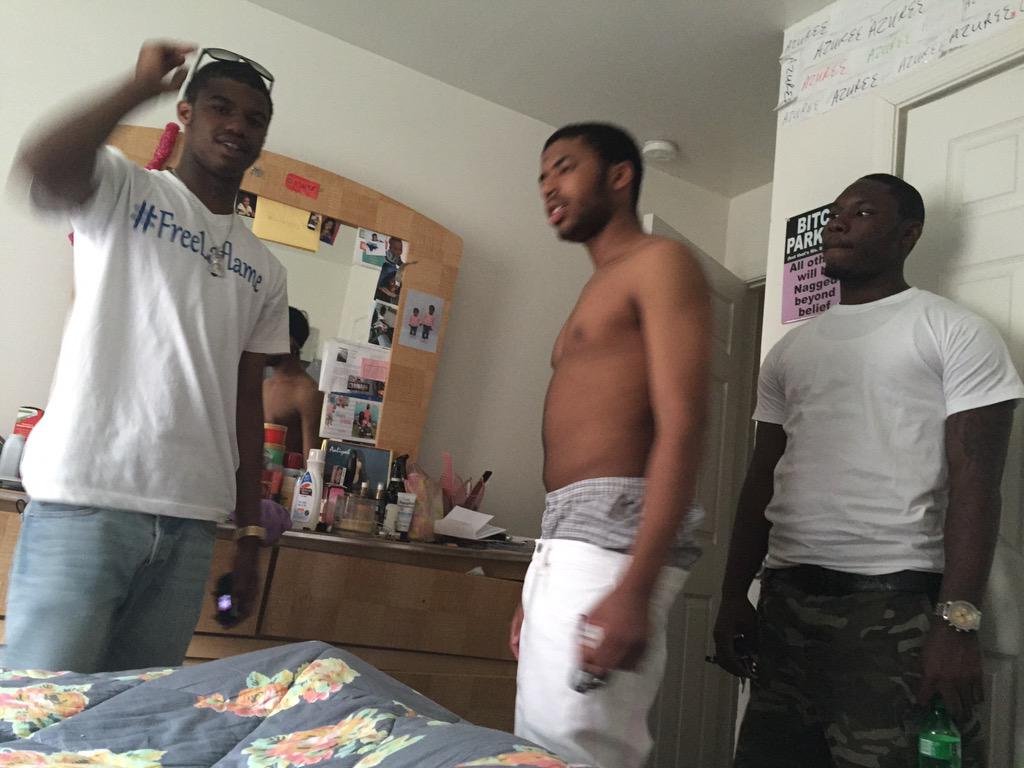 Azureeee_'s tweet image. 3 of My Hearts 💙💙💙 &amp;amp; 3 Smoking Guns 🔫🔫🔫 All In One Picture . #MyBoys #ItsAProblem