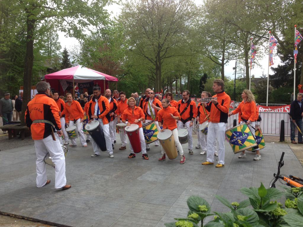 SW_Aalburg's tweet photo. Schitterend optreden van Trovoada uit 's-Hettogenbosch. Bezoekers vermaken zich uitstekend op het wielerterras! #mvwa http://t.co/6pNRHGxxde