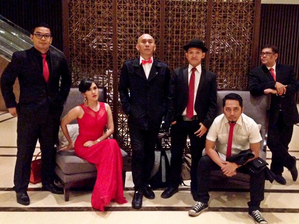 andre_dfriends's tweet photo. d'Friends Band edisi foto keluarga 😄😜 http://t.co/FThJLfBDdn