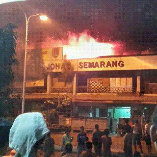 darinfatia13's tweet photo. RT @pesonaSMG: #JoharKebakaran @joharsemarang @DPP_IKAPPI @fahiraidris @hendrarprihadi @PemkotSemarang  http://t.co/Lmera3dcAV