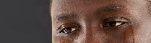 Афроамериканец плачет. Black man crying. Почему девушка афроамериканца плачет. Плачущий афроамериканец с сигаретой. Грустный нигер.