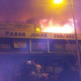 RidaUlin's tweet photo. Sedih, Pasar Johar kebakaran @RadioElshinta @humasjateng http://t.co/8MDSjOU514