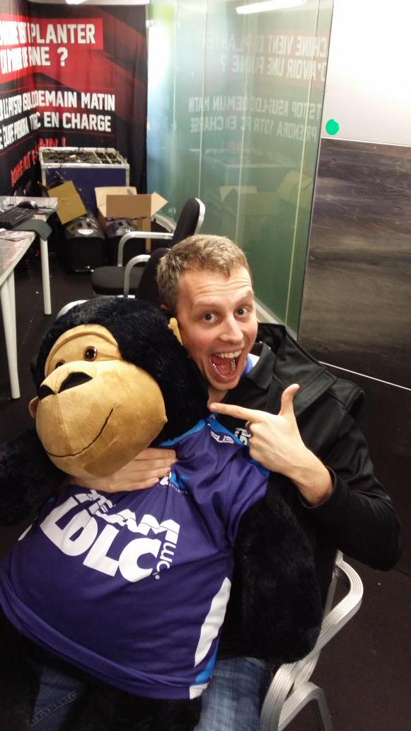 Pandachouw's tweet photo. Petite photo avec notre mascotte @LDLC_Apou ! Vraiment symp1 de le rencontrer à la #DHFR15 @LDLC @TeamLDLC http://t.co/Vy7KA0MJCl