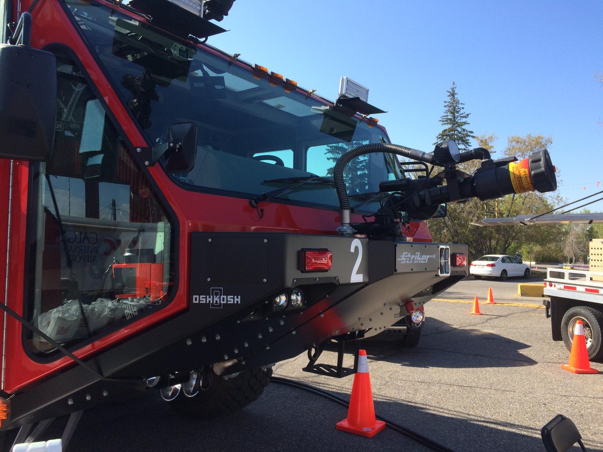 iceTyyc's tweet photo. Now that’s a Fire Engine! #disasteralley #ReadyCalgary #yycfire http://t.co/lyHBIRTmT8