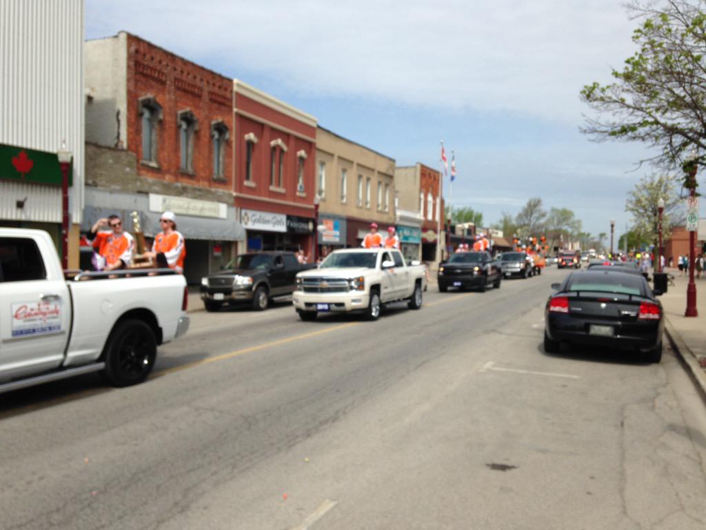 chuckiechan17's tweet photo. Victory parade for the Schmalz Cup Champions, the Essex 73s. #dynasty #gothrees #congrats @JeffMarek @wyshynski http://t.co/HlVMENMvKe