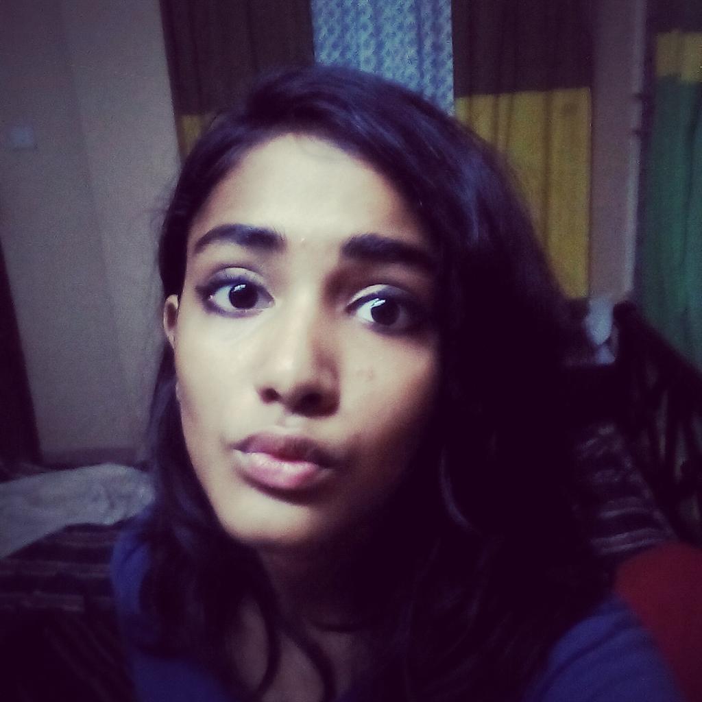 badalida's tweet photo. Well at least I tried #pout #weird #gold #madeofgold #me #girl #maidofgold #love #beauty #weird #eyes #amaro http://t.co/cVInboqKtA