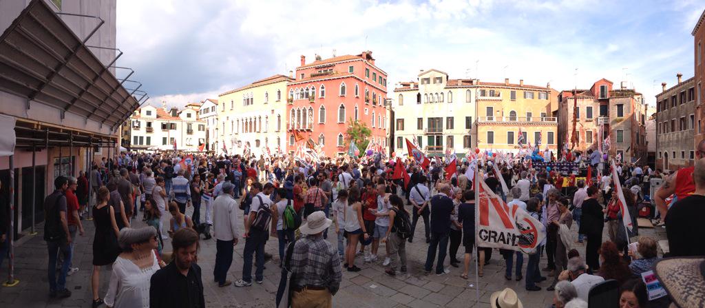 ChrisPeverieri's tweet photo. Chi ama Venezia é contro mafia, corruzione, #grandiopere!
#nocontorta #NoGrandiNavi http://t.co/OlbMQzFTw5