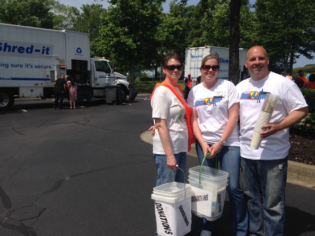 kJohnsCreekB's tweet photo. We've got some great volunteers from @LeadershipJohns. It's #Hero4aDay service day in Johns Creek! @toddburkhalter http://t.co/oxayWC822K
