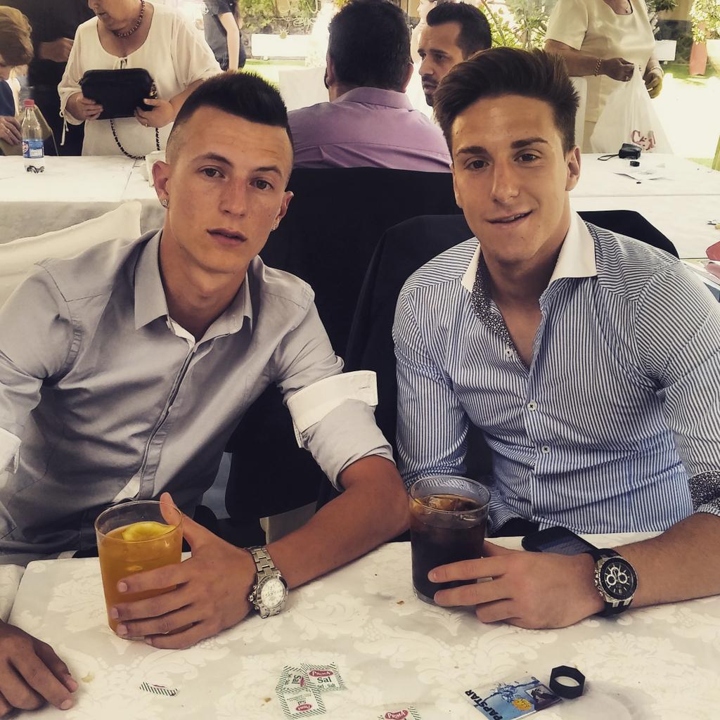 Reiinitta's tweet photo. Comunión con mi hermanito 👌😋⌚👞🍸 @MarkosLobato http://t.co/DbHnQRLowB