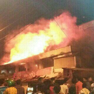 22.40: Kondisi kebakaran di Pasar Johar Semarang, Jateng. via @GembelPorjo