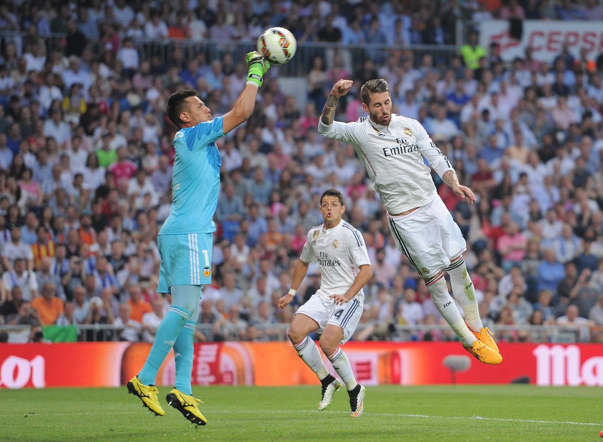 A3Noticias's tweet photo. CRÓNICA: Diego Alves detiene al @realmadrid y aleja la Liga del Bernabéu (2-2) http://t.co/l8REx31sCc http://t.co/nqQnXTa83B
