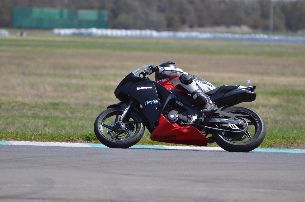 3WalkerRacing's tweet photo. Aiming for Ontario-Quebec Lightweight Production Class Champion #pirelli #cbr250 @HondaPowerCA http://t.co/c1Yn28Z61m
