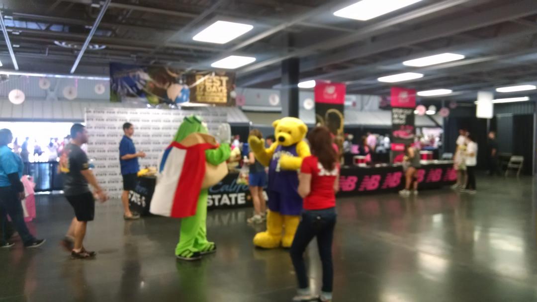 Melanie_YSC's tweet photo. #KomenSacramento poppy and pistachio guy high five #ysc http://t.co/OyIfDYAASh