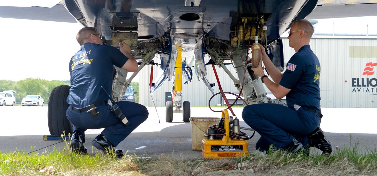 #BlueAngels Power Plants mechs servicing jets for today's performance <a href="/quadcityairshow/">Quad City Air Show</a>! We hope you're ready! #USNavy