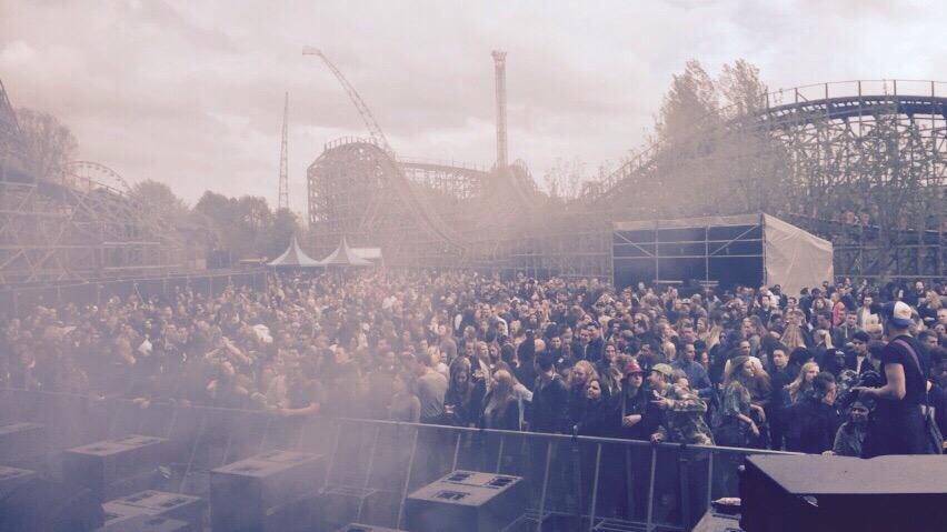 Volle bak bij <a href="/typhoon/">Typhoon</a> bij mainstage. Om 19.00u <a href="/ThePartysquad/">The Partysquad</a> #vland15 #hardgaan