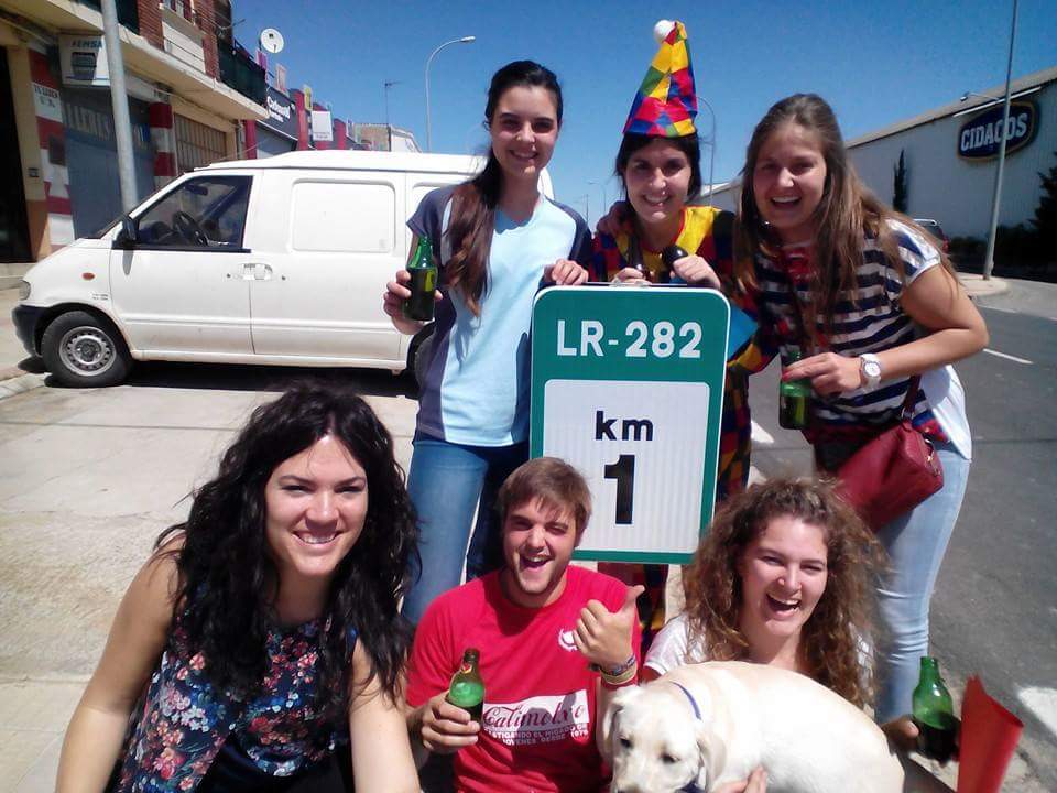 Marta_Autol's tweet photo. Q bonito día para juntarnos,  el km 1 resiste! @LoreBrenes @Edu_en_lasvegas @MeriAutol 🎉🎉 http://t.co/KXQTJViLGY