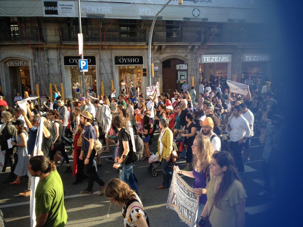 #Barcelona march in solidarity with 43 missing students in #Ayotzinapa 

#EuroCaravana43 
p/v <a href="/Fotomovimiento/">Fotomovimiento</a>