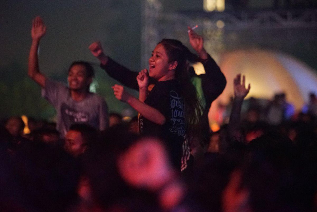 endanksoekamti's tweet photo. Malem Minggu kelabu?? yakin? 
Kamtiswati disini bikin malem mingguku penuh warna! #SoekamtiDay Serpong http://t.co/BZjgOIcf05