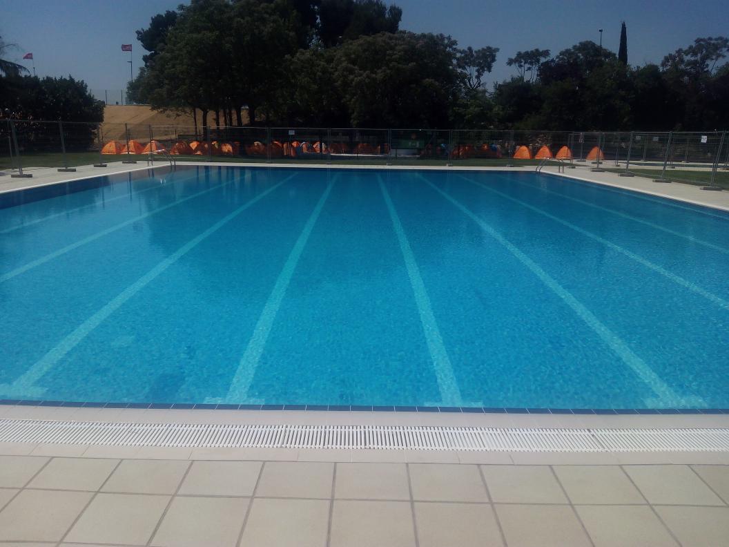formulacampus's tweet photo. Y, si esto no os apetece, podéis aprovechar las últimas horas de sol junto a la piscina y daos un chapuzón 🏄 http://t.co/qKuU80yjfU