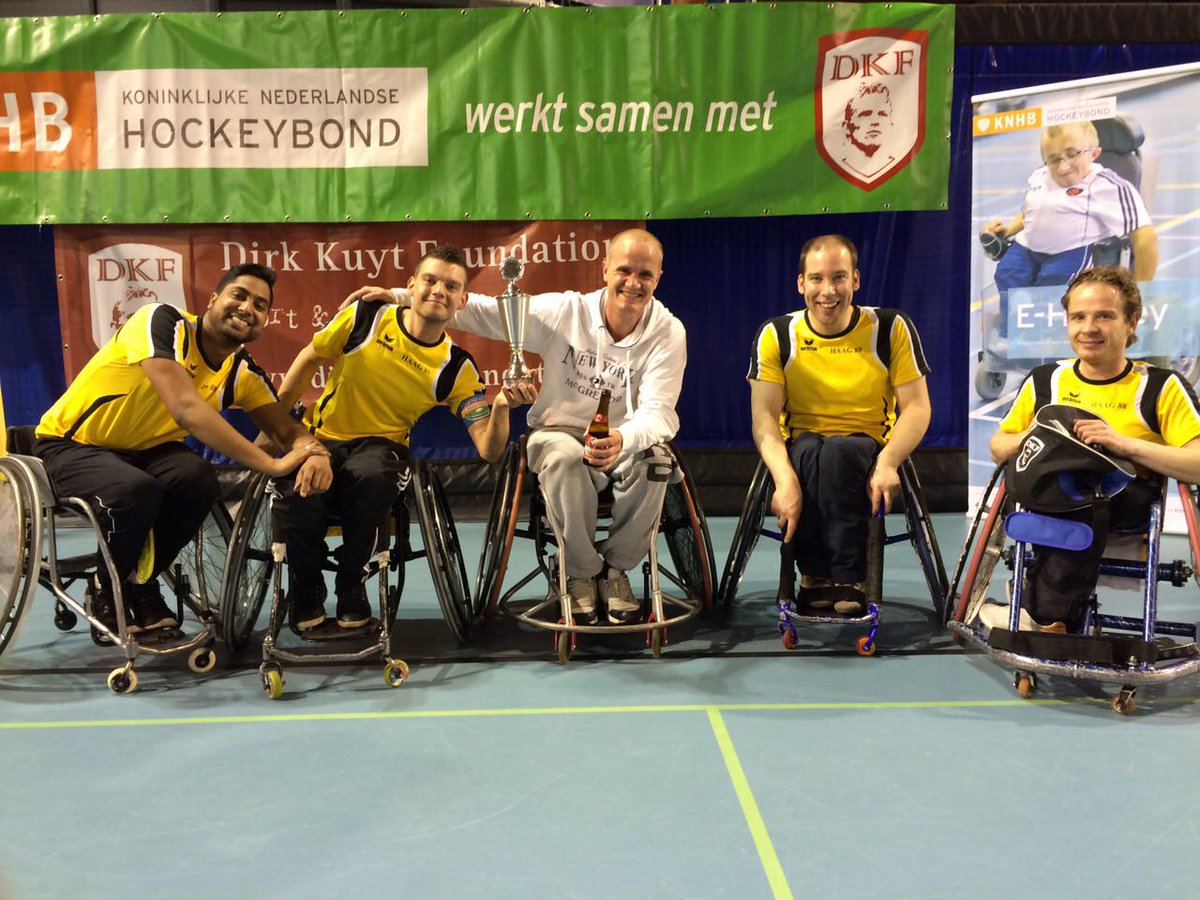 Haag_88's tweet photo. Ons 1e Rolstoelhockeyteam is vandaag Nationaal Bekerkampioen geworden.
Rogier,Bas,Timo,Pascal en Shiraz gefeliciteerd http://t.co/dT46joO2Uv