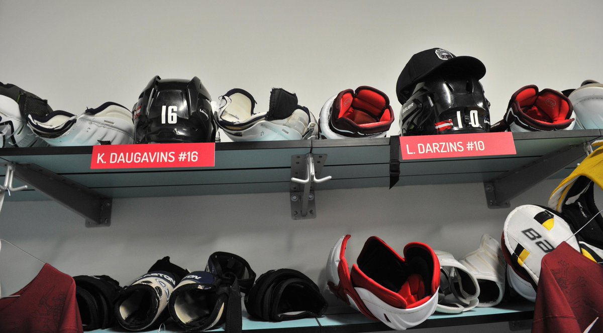 Viņi arī ģērbtuvē sēž blakus... Laukumā saprotas bez vārdiem, lieliski papildina viens otru!