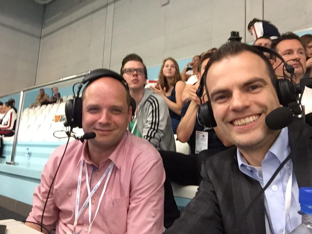 NCannegieter's tweet photo. Uw commentatoren voor het EK Synchroonzwemmen. Roeping gemist of gewoon meeluisteren met de regie? ;) #Synchro2015 http://t.co/hfh3jDfeth