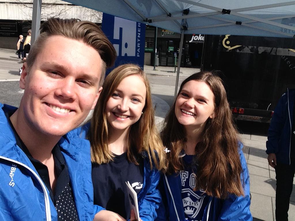 opplanduh's tweet photo. Idag har vi stått på stand i sammen med Gjøvik Høyre. Et blåere Oppland er endelig innen rekkevidde💙 http://t.co/y0SBqicHUY