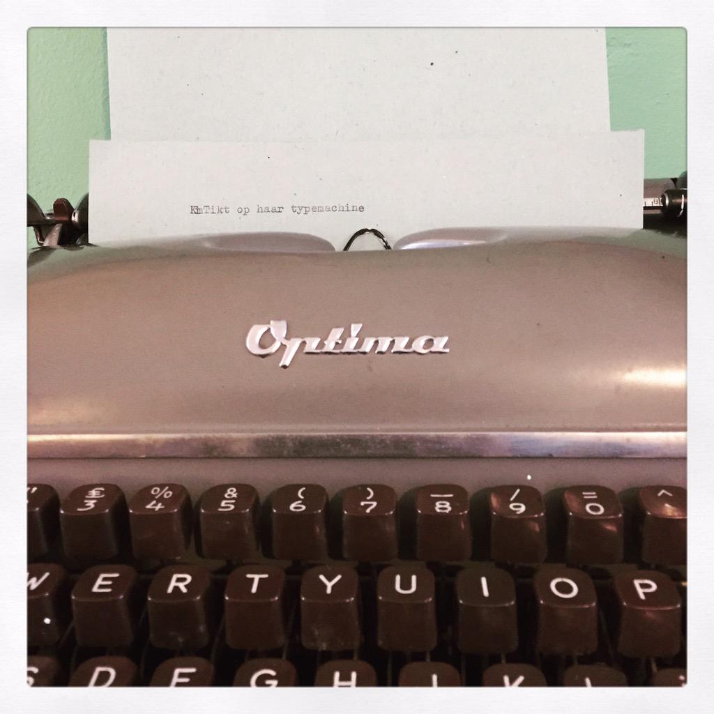 KimTikt's tweet photo. Tadaaaa #typmachine #typewriter #oldskool http://t.co/4VFieHsuX1
