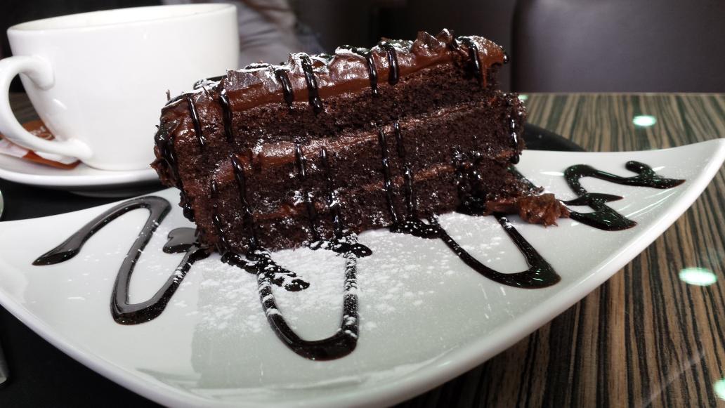 shuayb_786's tweet photo. Had this delucci chocolate cake.. gt fulling after tho😕 http://t.co/0QU5kRsbeP