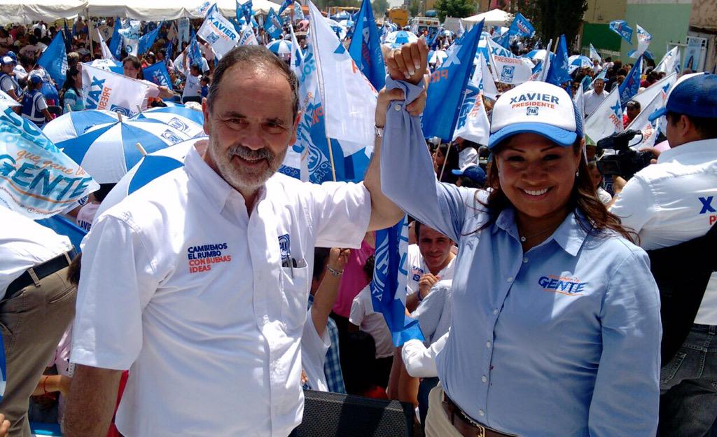 raultortolero1's tweet photo. El boss @GustavoMadero con @SoniaMendozaSLP. ¡Hasta la victoria! http://t.co/oXFC5uPByf