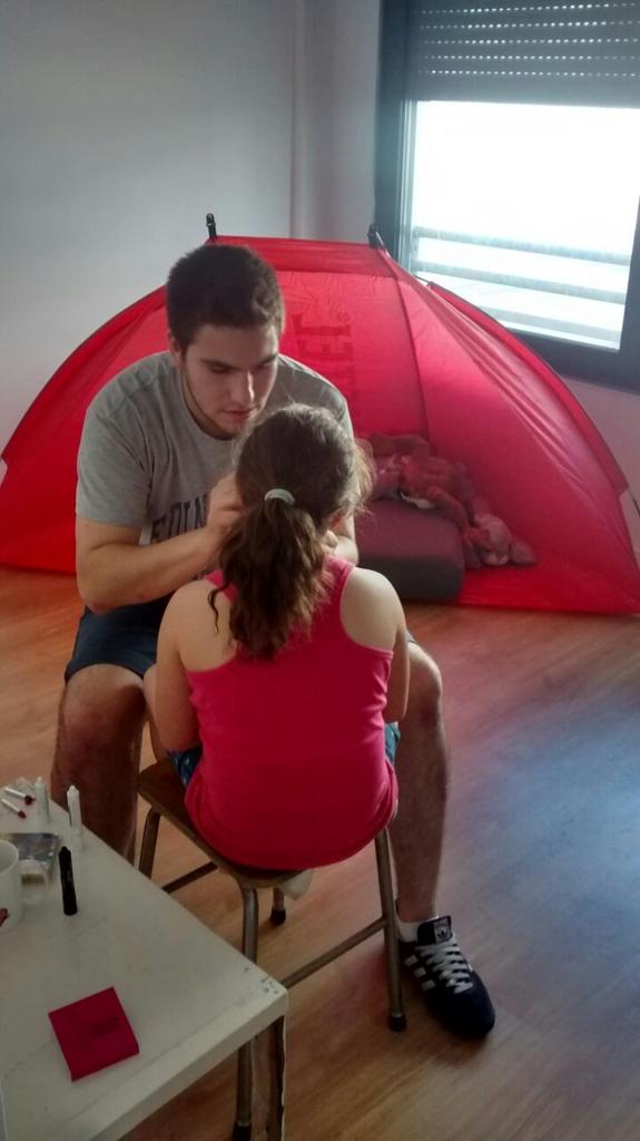 ZGZHogarSocial's tweet photo. Reparto de alimentos y taller de pinta caras realizado hoy en el HSZ http://t.co/MWtknSYOEx