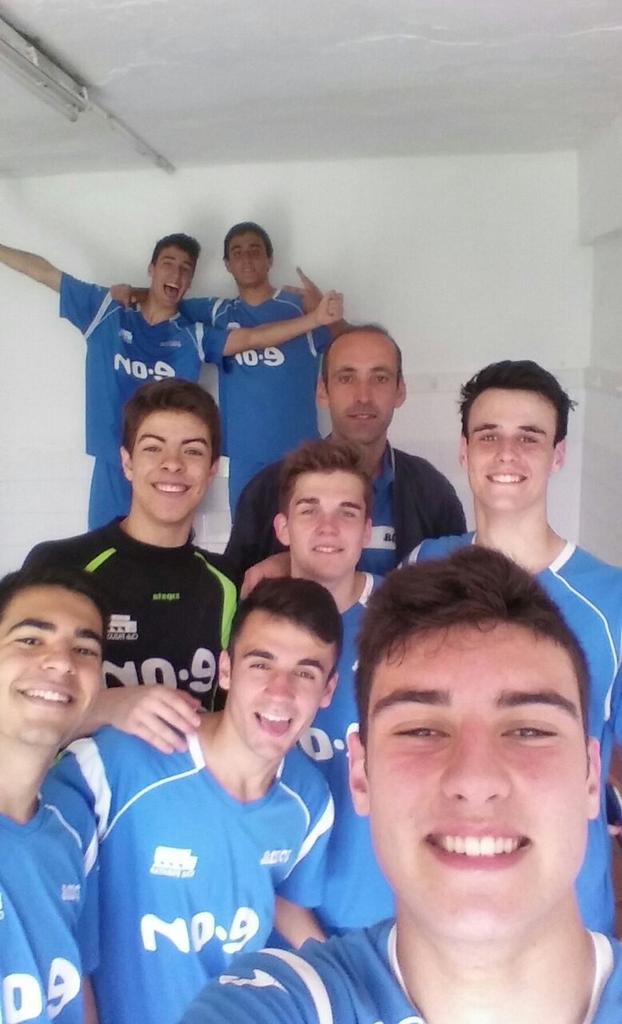 Brunx_97's tweet photo. Un placer haber compartido con vosotros otra temporada más chavales! #ForeverBlue #VamosParayas http://t.co/7U3CNAHDiA
