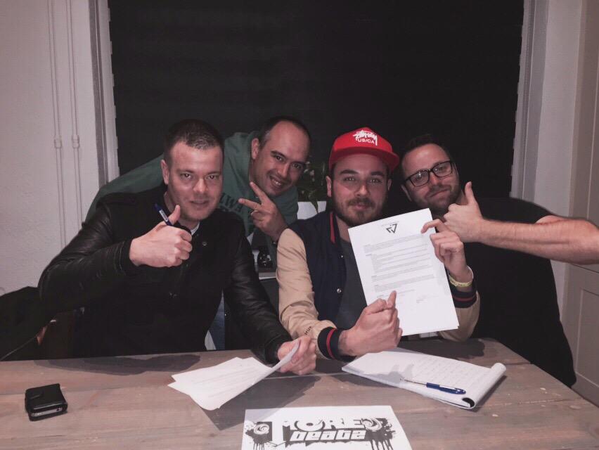 robdeclercq's tweet photo. @kleurdestad : @hetistedik heeft een contract bij @Morebeatzz getekend #nieuwe muziek! Trots! #Enschede #hiphopnieuws http://t.co/imcVMA7wmi