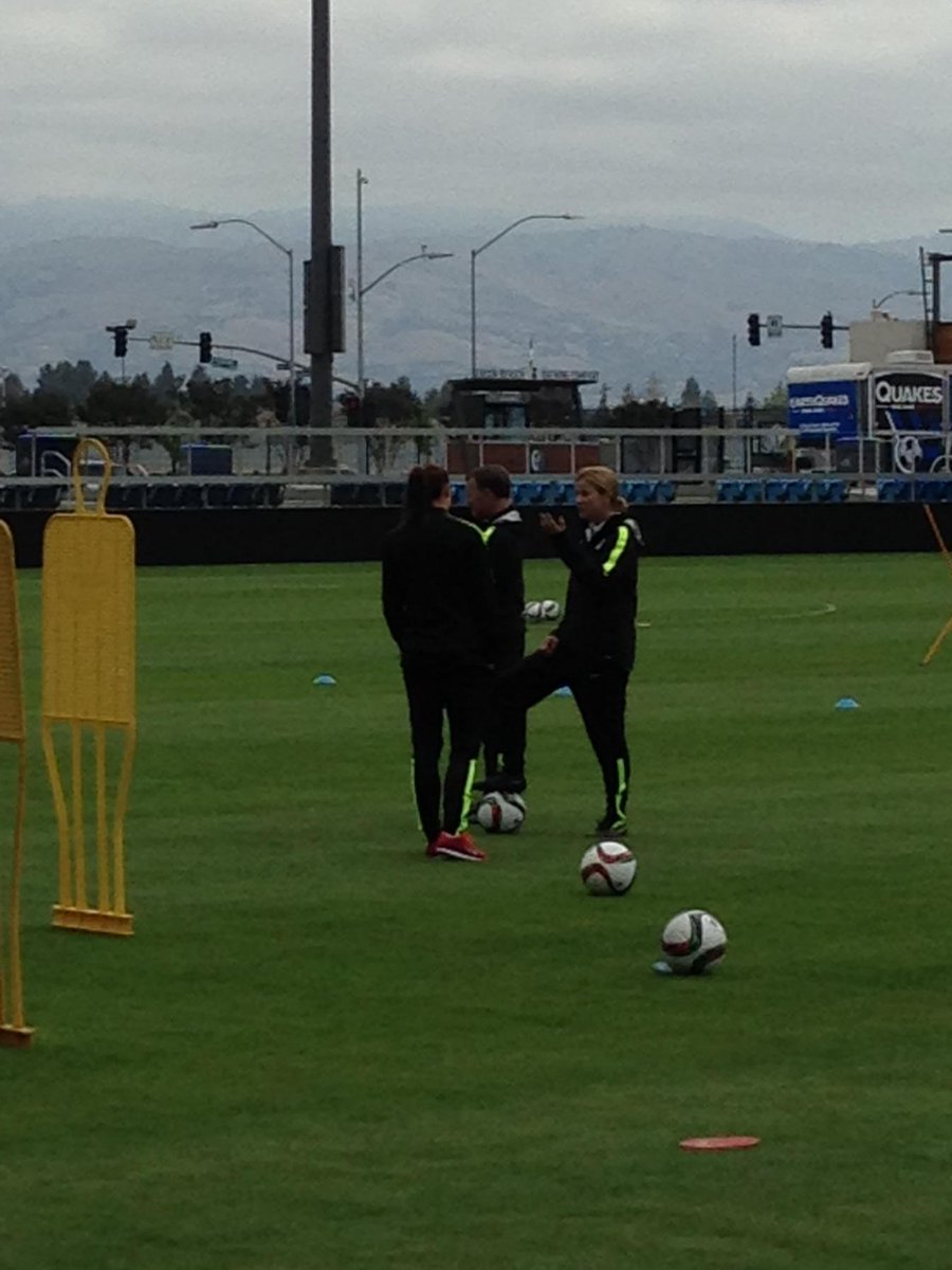 JeffreyCarlisle's tweet photo. That's Alex Morgan with back turned talking to Jill Ellis and Steve Swanson. #MorganWatch #uswnt http://t.co/O1dtuFkNIg