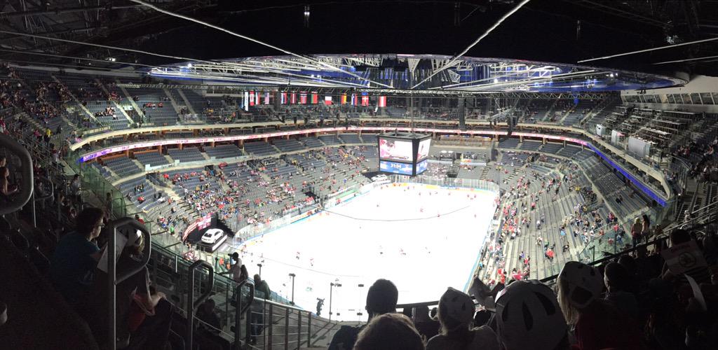 JaniePavlo's tweet photo. #IIHF #IIHFWorlds #AUTvLAT #icehockey 💚💚💚🇨🇦🇨🇦 @cutielucyy http://t.co/PSVaX7OLMw