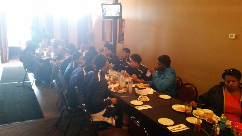 wadesworld32's tweet image. After a couple big wins boys need to eat #beansandcornbread