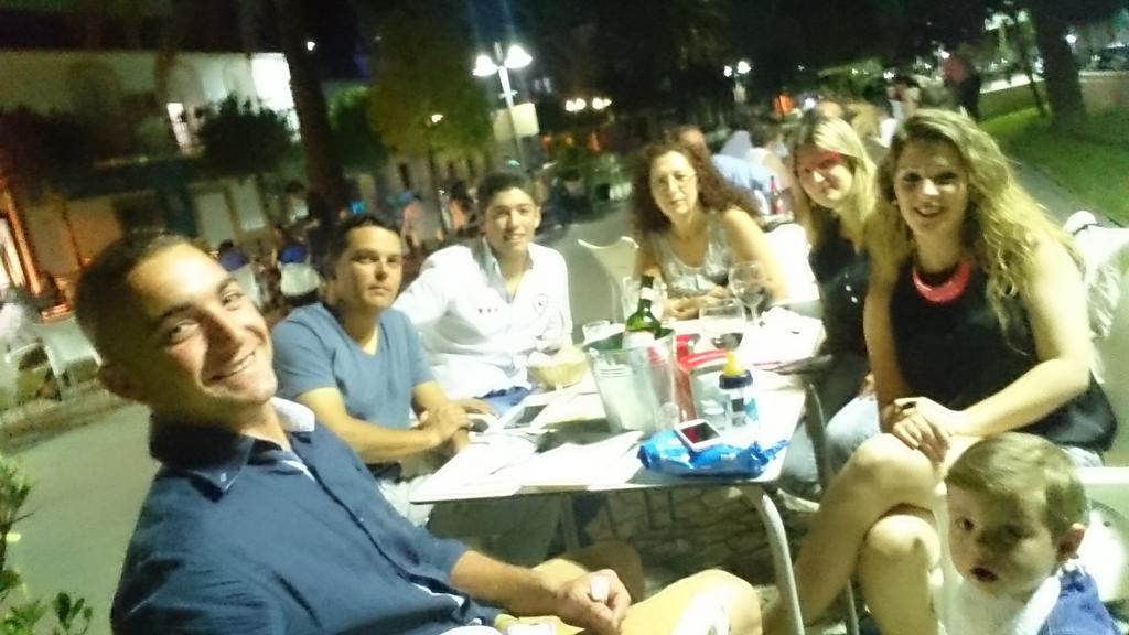 MaitempMmp's tweet photo. De comida familiar con @bukecrespo @RequenaSola @pakitoybarbie @marii_myp http://t.co/aLyDpPcco7