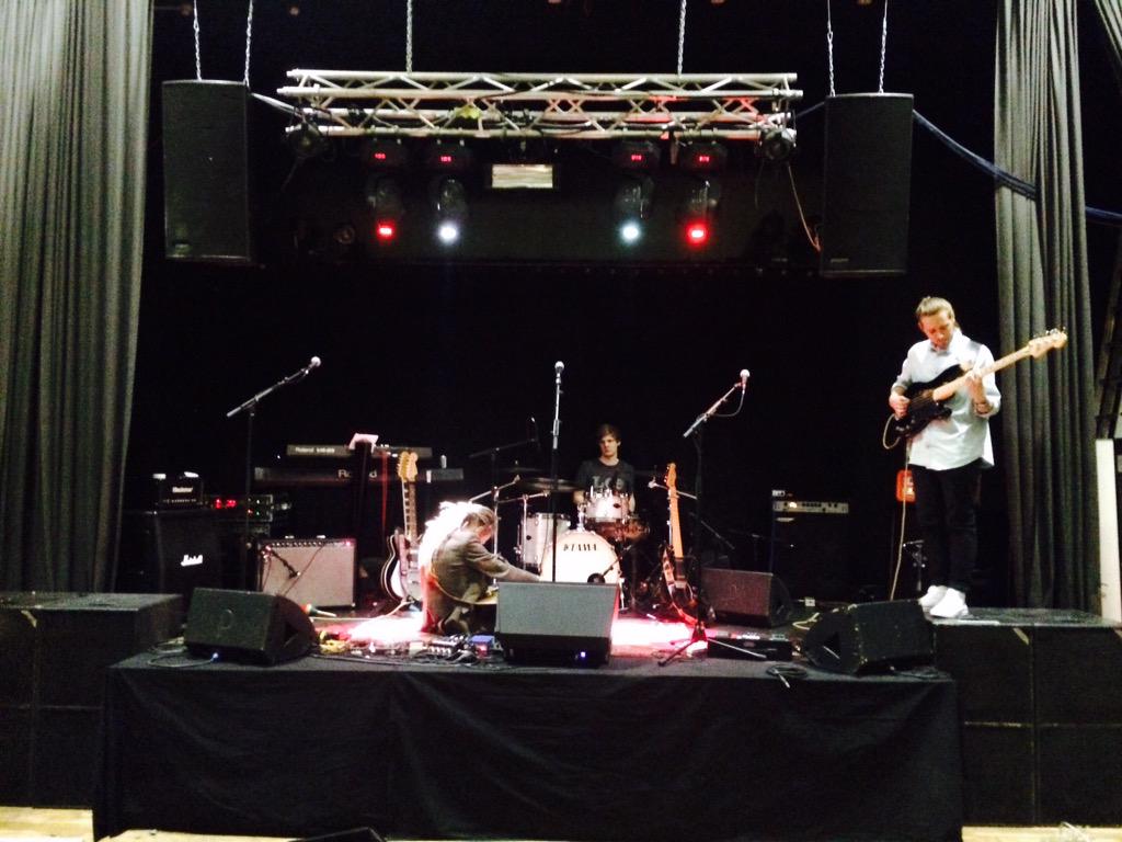 CityMonroe's tweet photo. Tre timmar kvar gott folk. 🎸 http://t.co/qdlYNixpvY
