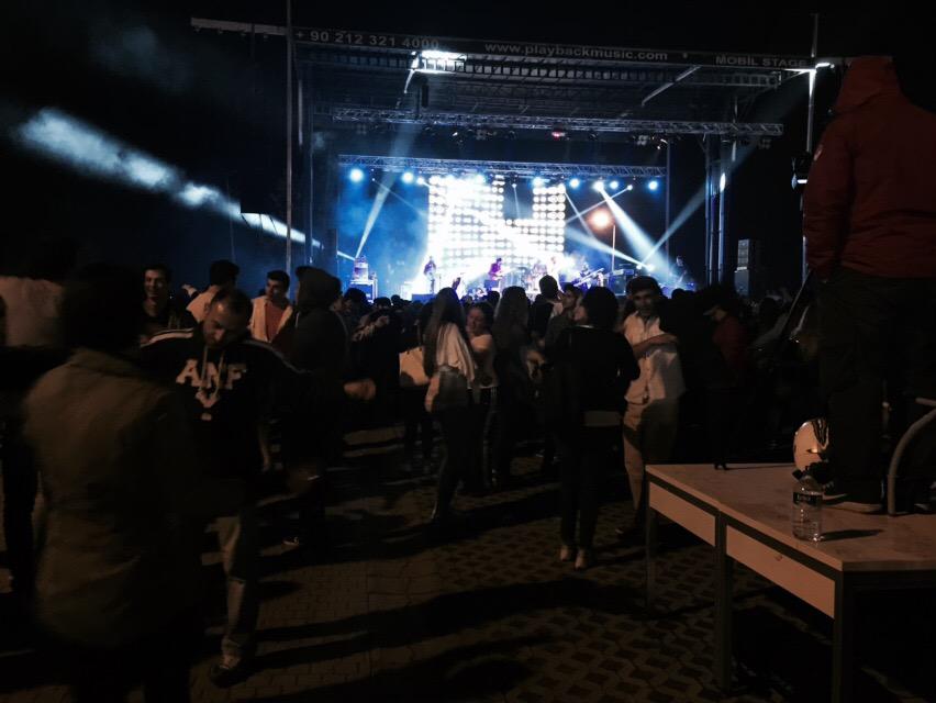 isikfest15's tweet photo. #isikfest15 'de eğlenmeye devam ediyoruz! @resuldindar'ın yorumuyla Ankara'nın Bağları ve Hayde Gidelum 🎶🎶 http://t.co/SvXVB1imcX