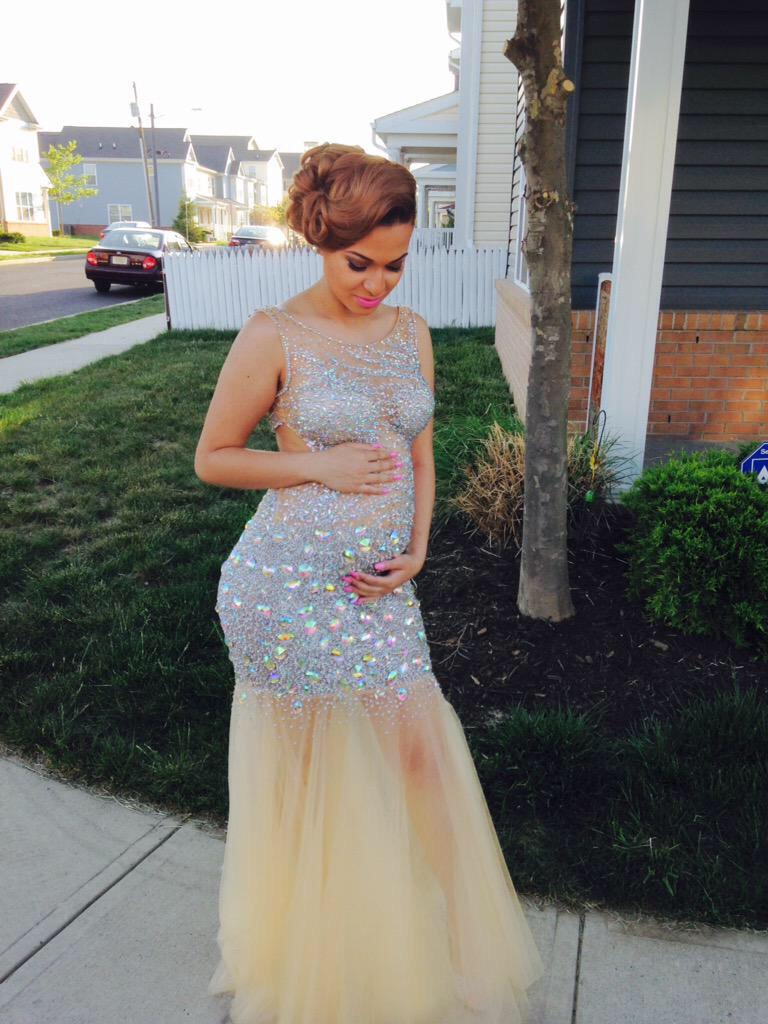 PromPics's tweet photo. She pregnant but still slayed 😍 😍😍😍😍😍 #prom2k15 http://t.co/wBukCDJN1X