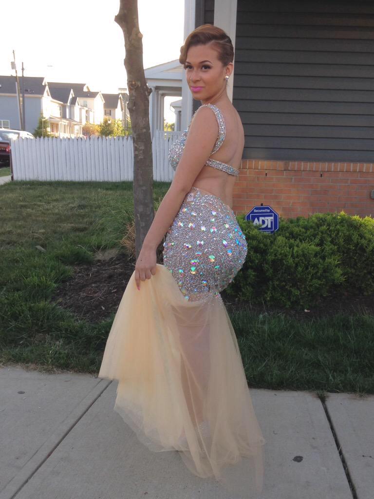 PromPics's tweet photo. She pregnant but still slayed 😍 😍😍😍😍😍 #prom2k15 http://t.co/wBukCDJN1X