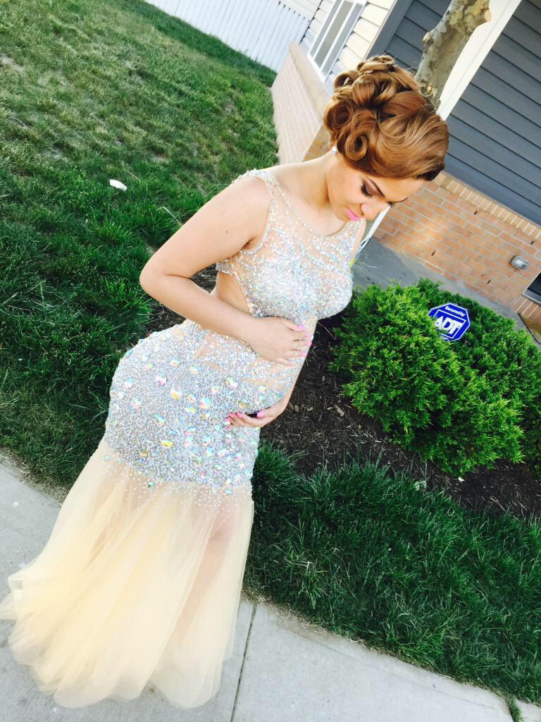 PromPics's tweet photo. She pregnant but still slayed 😍 😍😍😍😍😍 #prom2k15 http://t.co/wBukCDJN1X