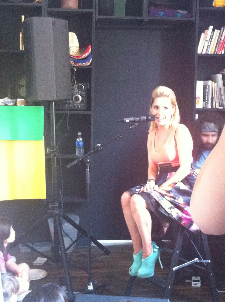 UMusicians's tweet photo. .@ANASTASIAAmusic performing at her #aasecretevent #SIYEP #SomethingInsideYou http://t.co/Zvyz6j2VGP
