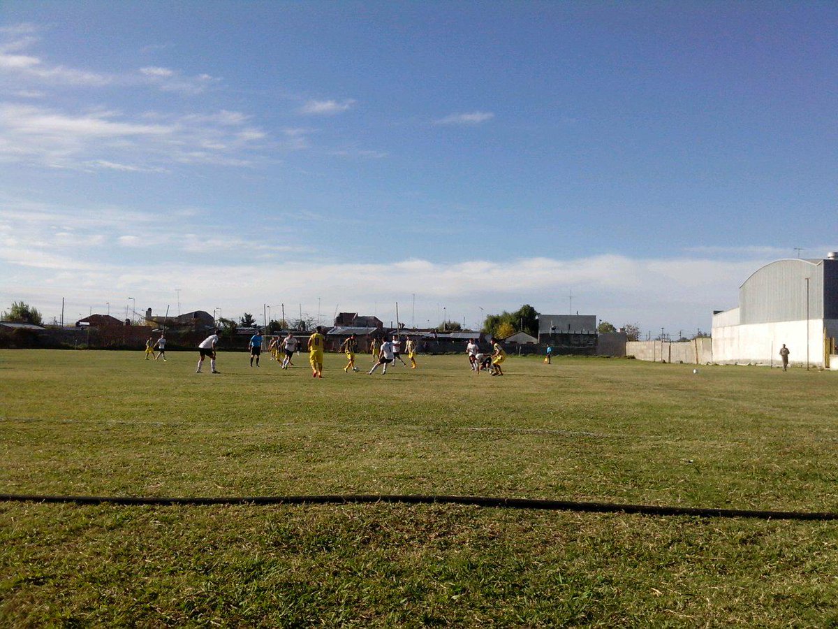 PortenoFutbol's tweet photo. Comenzo en Ensenada @PortenoFutbol  vs Nueva Alianza. @pasealaliga @cielosportslp http://t.co/u0QdCRbYky