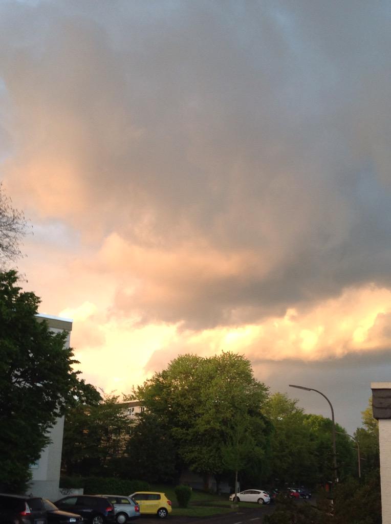 heliheidi's tweet photo. Wenn das mal keine tollen Wolken sind... http://t.co/Q5LyIpVOcg