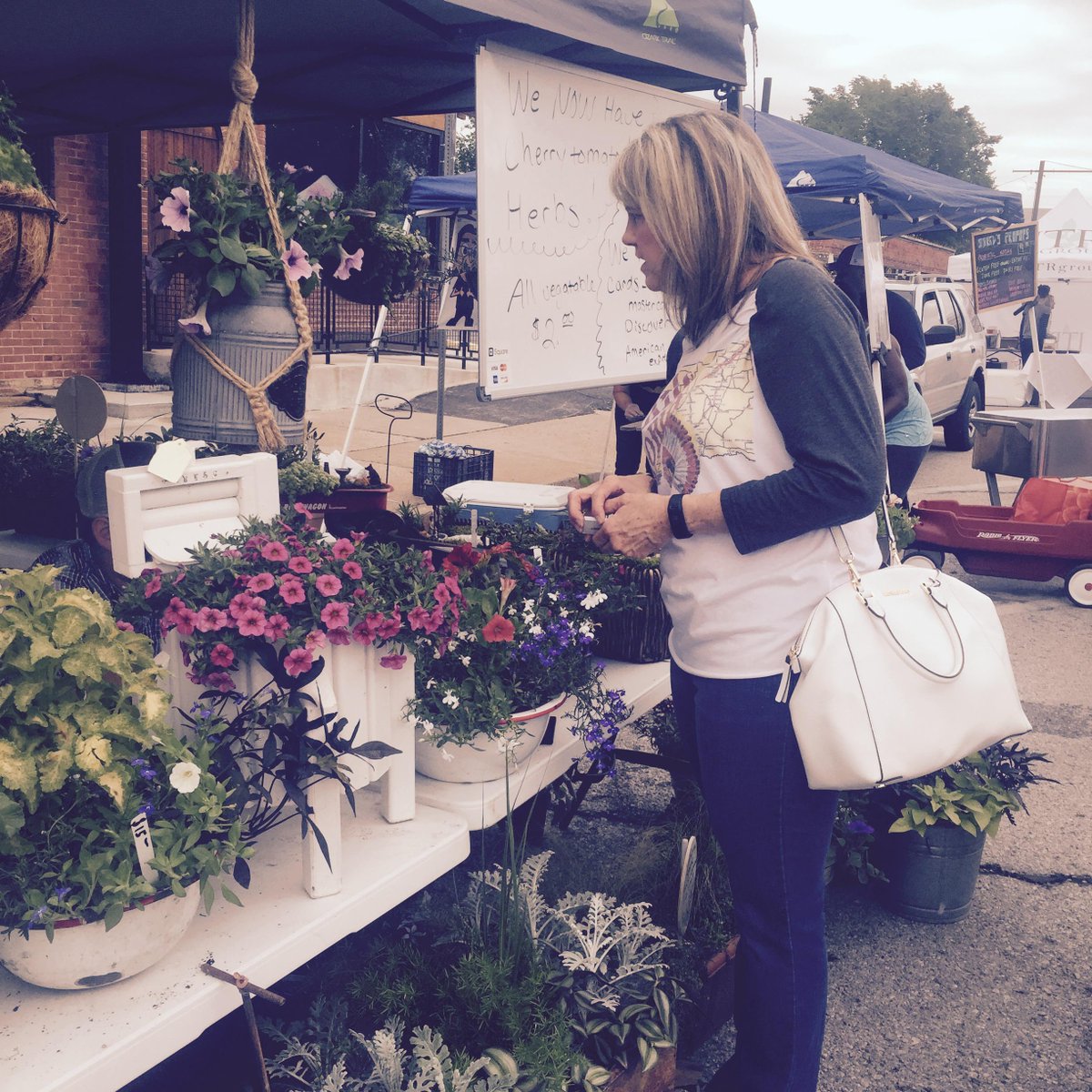 Sapulpamainst's tweet photo. Checking out the farmers market. Starting ours 6/13/15.  Interested contact Sapulpa Main Street 918-224-5709. http://t.co/2ZzQ5TZNAm