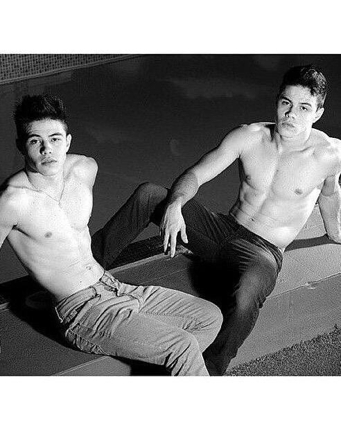 laproblematica_'s tweet photo. Los dos para mi pls✊ http://t.co/hgKZnncCSa
