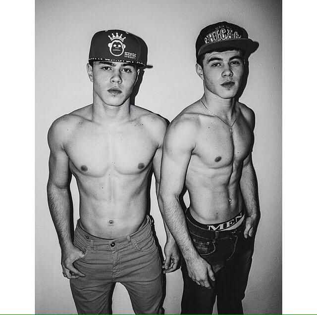 laproblematica_'s tweet photo. Los dos para mi pls✊ http://t.co/hgKZnncCSa