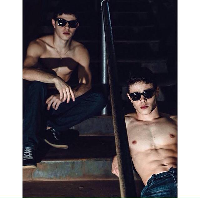 laproblematica_'s tweet photo. Los dos para mi pls✊ http://t.co/hgKZnncCSa