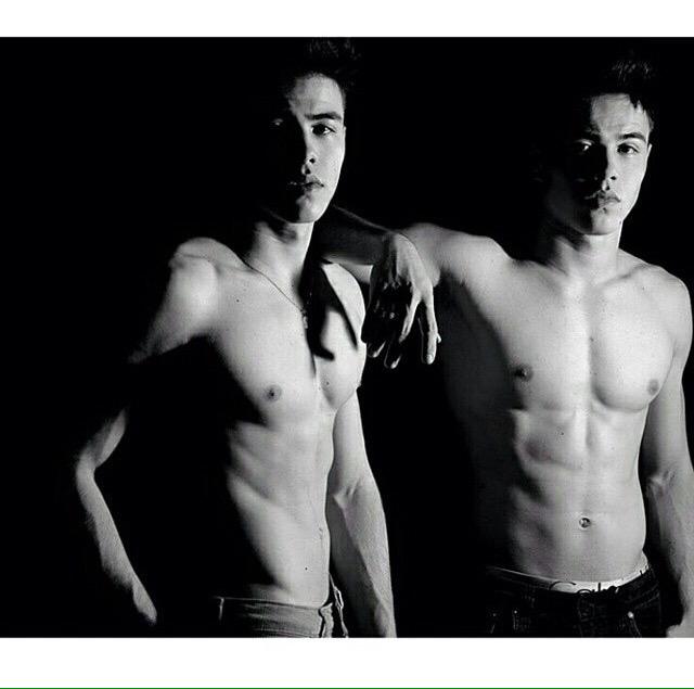 laproblematica_'s tweet photo. Los dos para mi pls✊ http://t.co/hgKZnncCSa